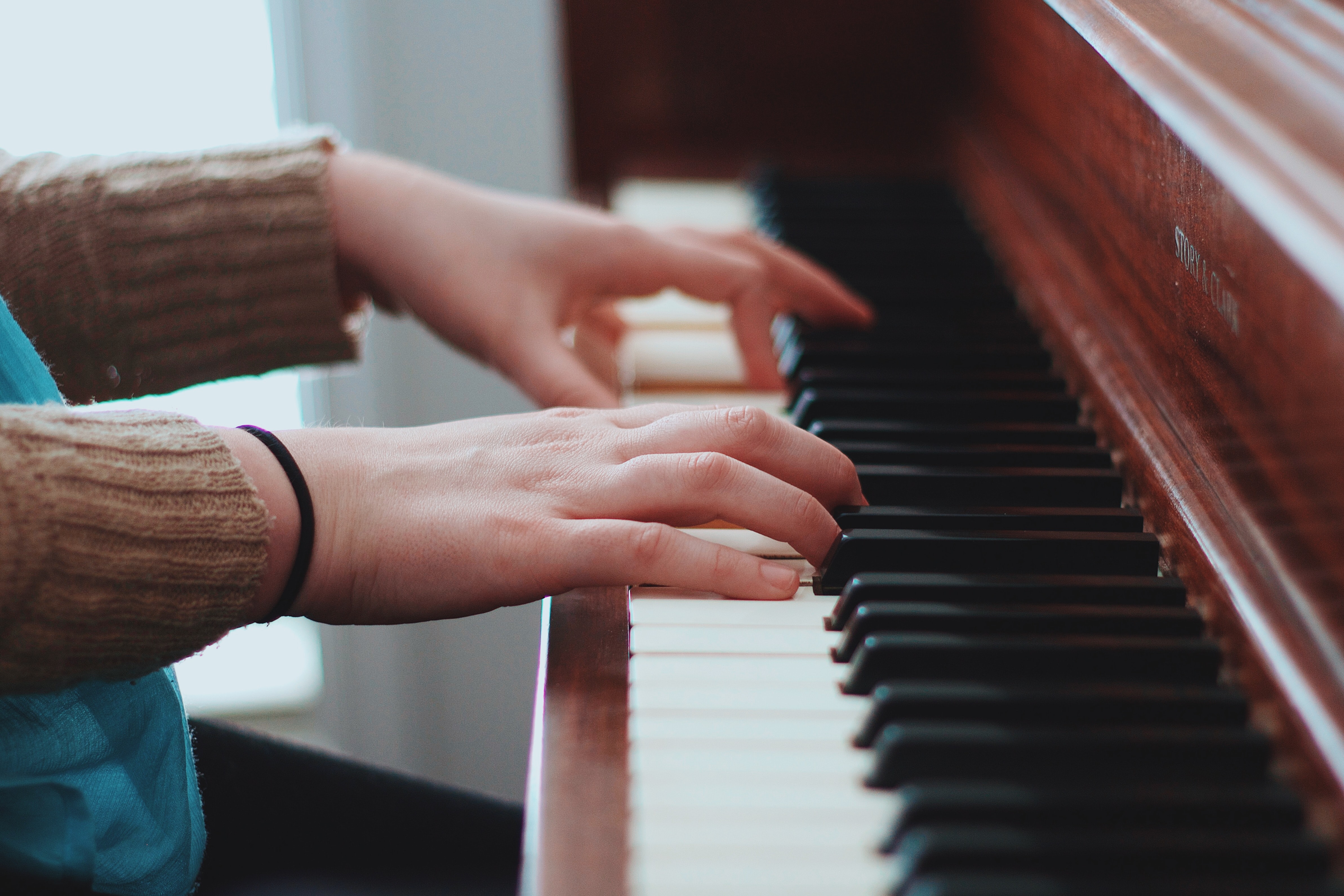 Persona che suona il piano
